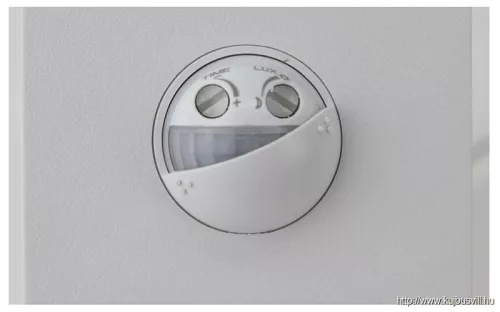 TRACON SLI10W Mozgásérzékelős fali lámpatest, ívelt forma 230VAC, 10W, 140°, 2-9m, 10s-5m, 4500K , IP54, 800lm, EEI=G