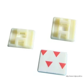   TRACON TALP270-2 Öntapadós/csavarozható, 2oldalt fűzhető kötegelő talp, natúr 26,5×26,5mm, d=4,3mm, PA6.6